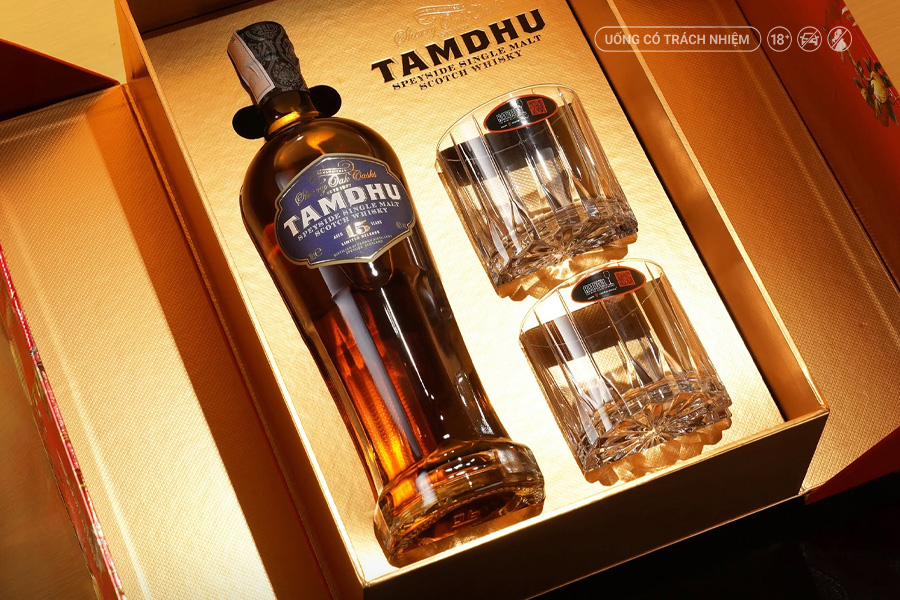 WHISKY.vn mang đến nhiều lựa chọn hộp quà whisky chính hãng, từ những chai Single Malt danh tiếng đến các set quà kết hợp phụ kiện thưởng thức cao cấp.