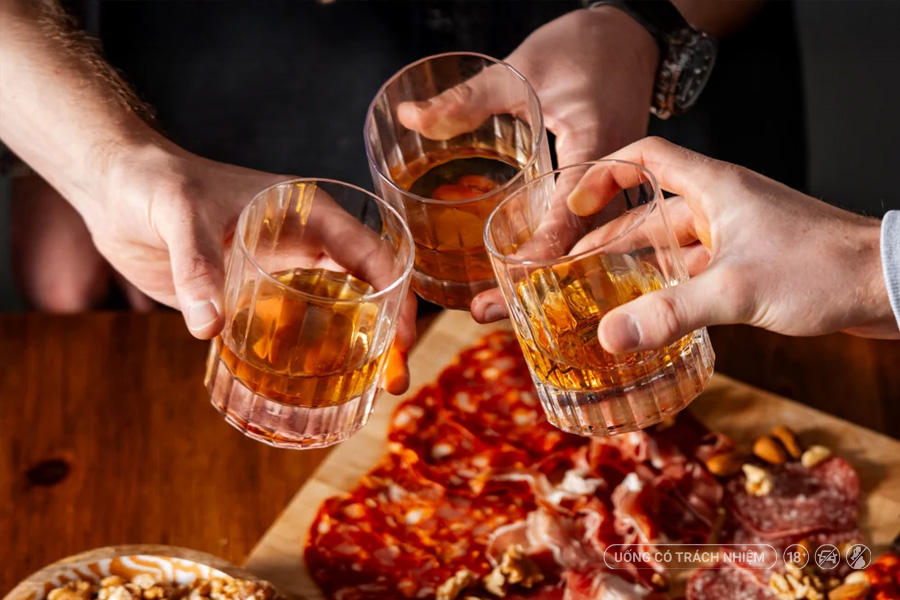 Whisky không chỉ để thưởng thức riêng mà còn có thể kết hợp với nhiều món ăn, tạo nên trải nghiệm ẩm thực đầy chiều sâu.