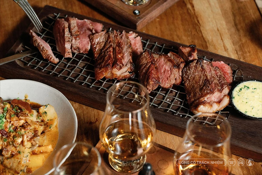 Steak nướng và Scotch Whisky là sự kết hợp kinh điển nhờ khả năng cộng hưởng hương khói và gia vị.