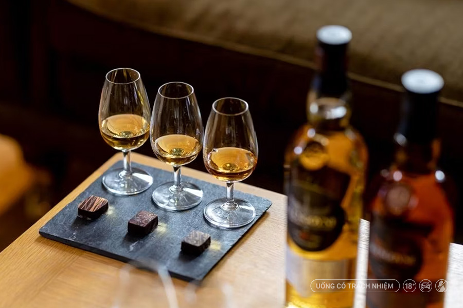 Không có công thức cố định cho việc kết hợp whisky với món ăn. Hãy bắt đầu từ những hương vị bạn yêu thích và khám phá sự cân bằng phù hợp.
