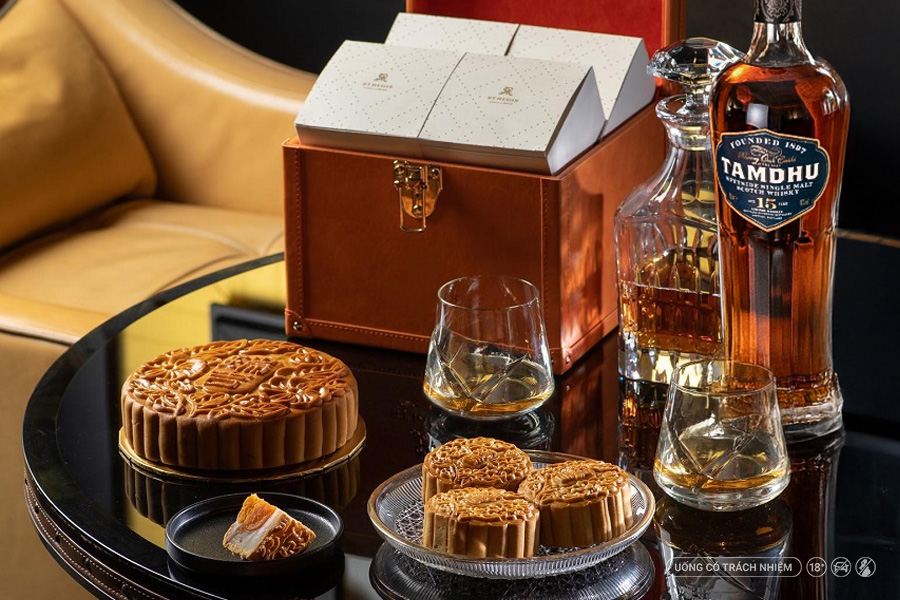 Nghệ thuật kết hợp bánh Trung Thu và whisky mang đến trải nghiệm ẩm thực mới mẻ nhưng vẫn giữ trọn tinh thần đoàn viên.
