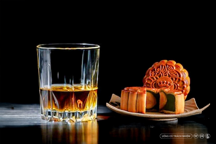 Một ngụm whisky sau mỗi miếng bánh giúp mở ra nhiều tầng hương vị mà trà khó mang lại.