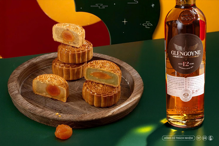 Whisky phong cách Speyside với hương mật ong, vani và trái cây chín giúp tôn lên vị thanh nhẹ của các dòng bánh truyền thống.