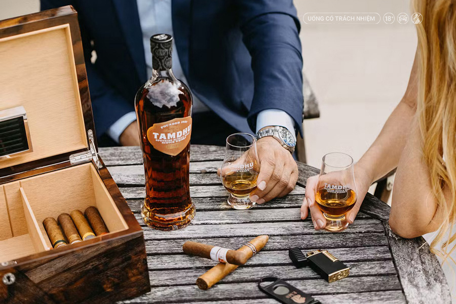 Một chai whisky không chỉ là món quà, mà còn mang theo câu chuyện về thời gian, thương hiệu và nghệ thuật thưởng thức.
