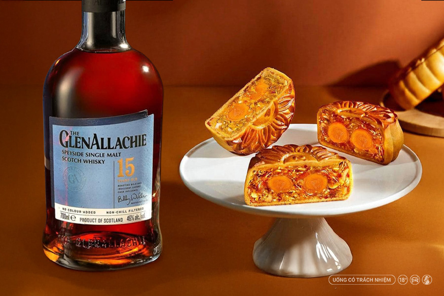 GlenAllachie 15 YO & bánh Trung Thu thập cẩm: Vị trái cây khô, chocolate và gia vị trong whisky hòa quyện với nhân bánh đậm đà, tạo nên cặp đôi cân bằng và nhiều tầng hương.