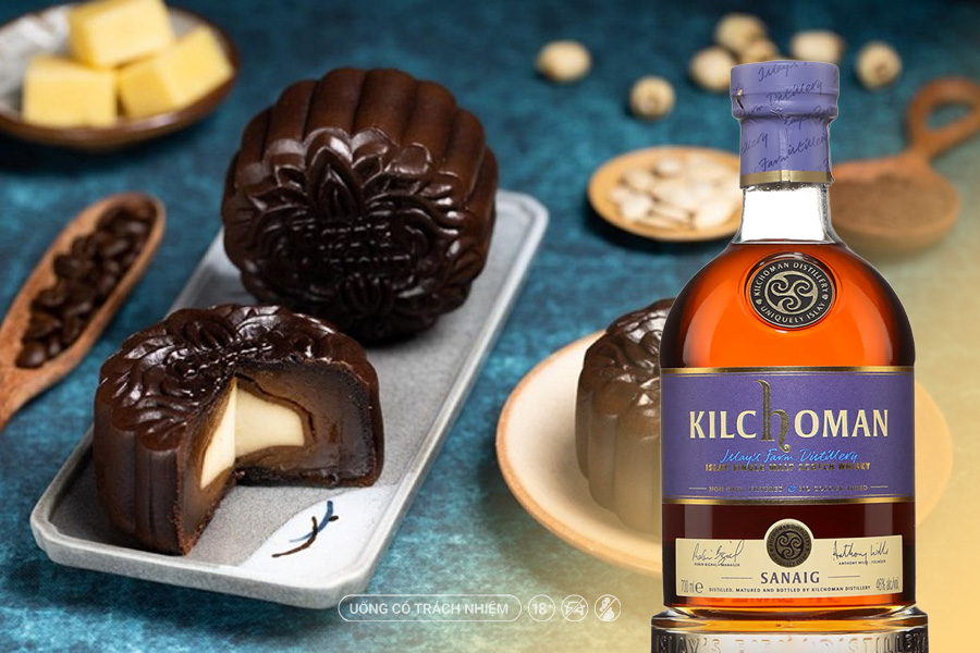 Kilchoman Sanaig & bánh chocolate: Khói than bùn mạnh mẽ gặp vị cacao và chocolate ngọt đậm – một lựa chọn phá cách dành cho người thích khám phá.
