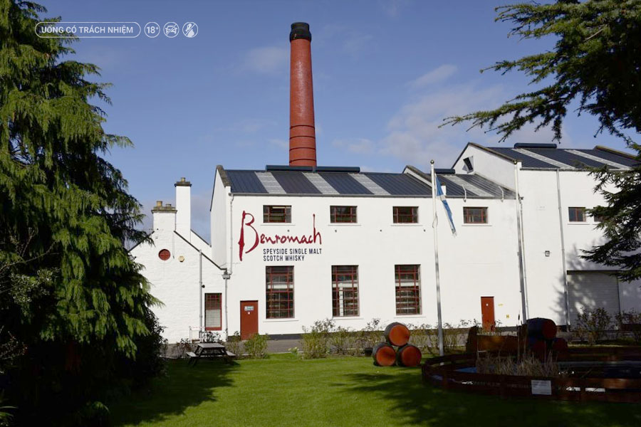 Benromach Distillery tại Forres, Speyside, nơi tạo nên phong cách single malt đậm đà với nét khói nhẹ đặc trưng.