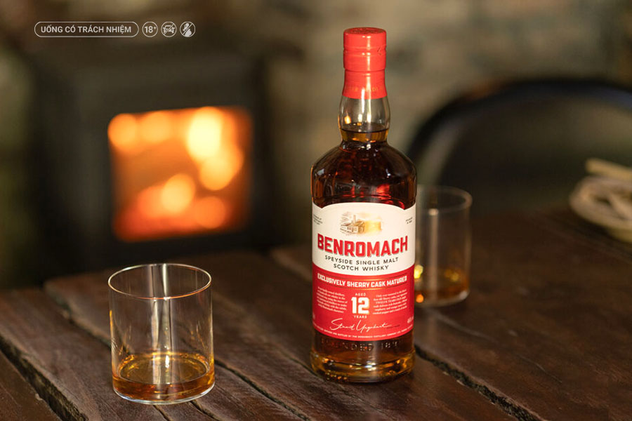 Benromach 12 Years Old mang đến hương vị đậm đà với trái cây khô, gia vị, cacao và lớp khói nhẹ đặc trưng.