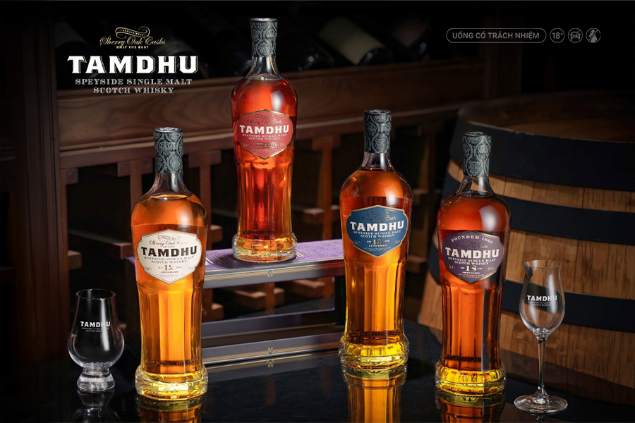 Tamdhu nổi bật với phong cách whisky đậm đà, trưởng thành trong thùng Sherry, phù hợp với những ai yêu thích trải nghiệm whisky nhiều tầng hương vị.